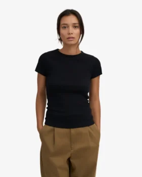 Camiseña orgánica con textura acanalada – Negro intenso